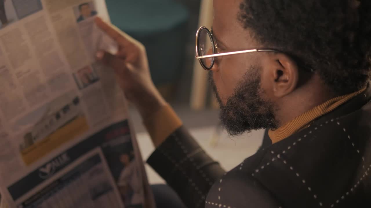 Free Stock Video Young Man From Behind Reading Newspaper Live Wallpaper