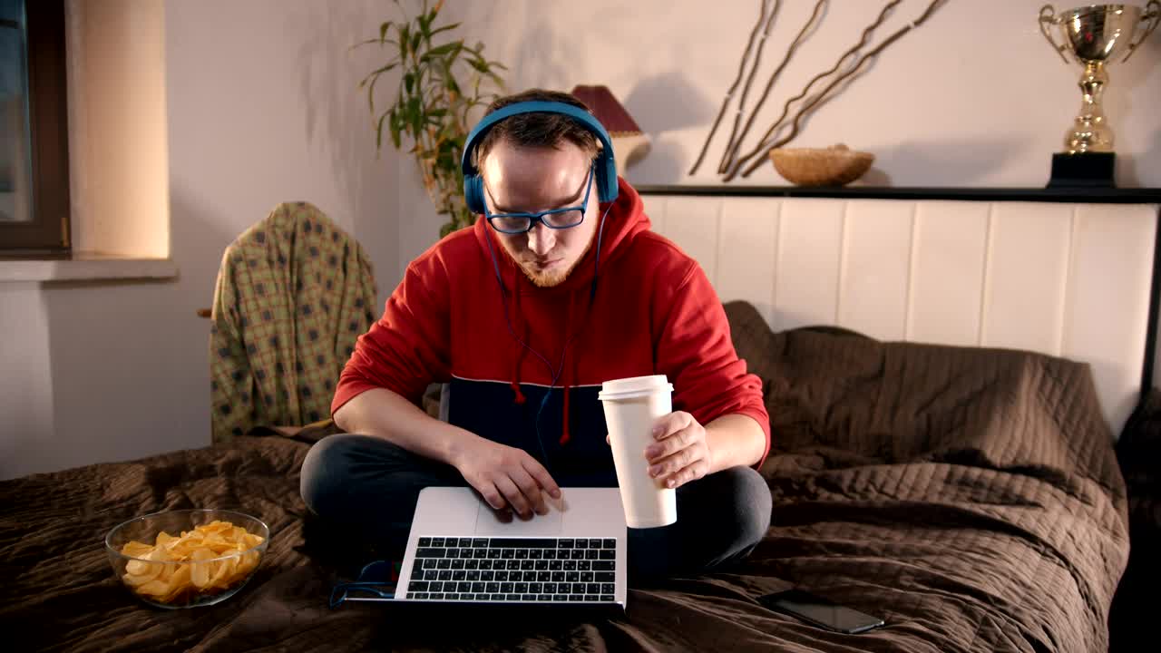 Free Stock Video Young Man Eating Snacks Browsing The Internet Live Wallpaper