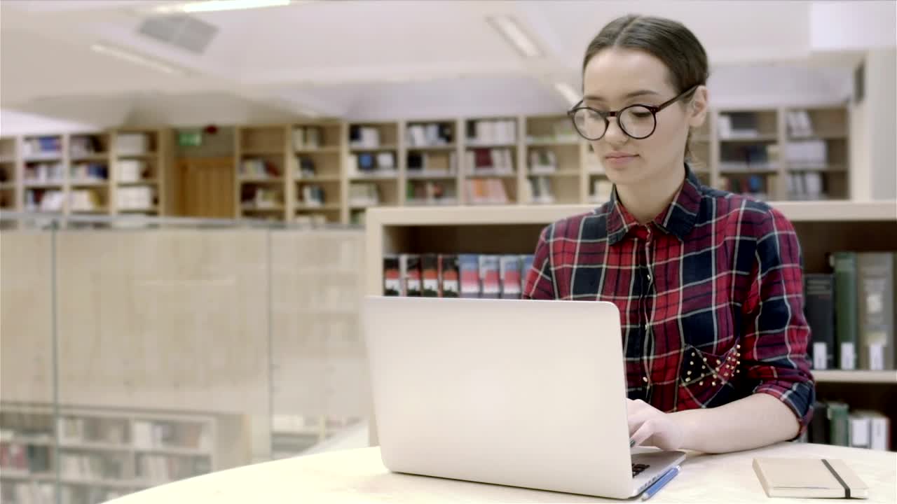 Free Stock Video Young Female Student Portrait In The Library Live Wallpaper