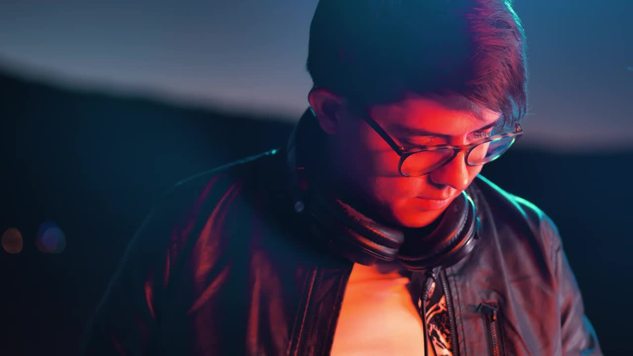 Free Stock Video Young Dj Playing Notes On A Keyboard Live Wallpaper