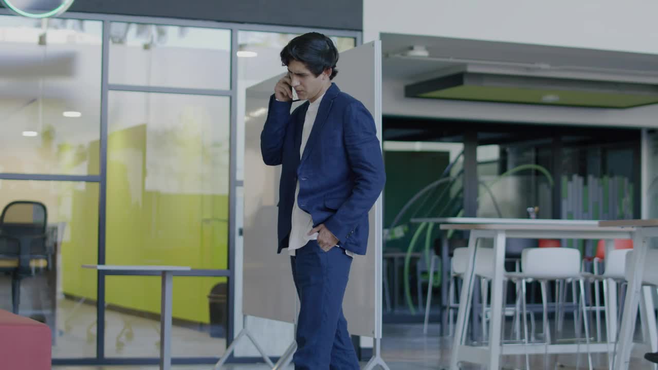 Free Stock Video Young Businessman On Phone Call Live Wallpaper
