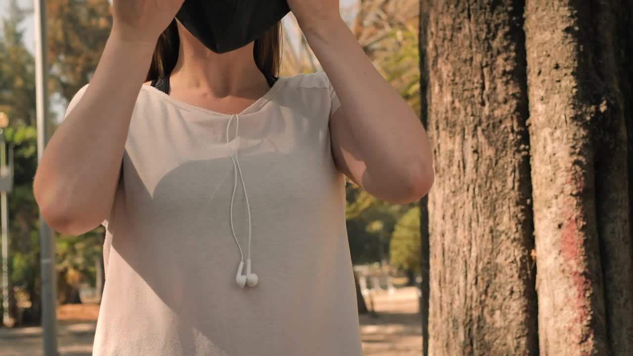 Free Stock Video Young Blonde Woman Putting On A Face Mask Live Wallpaper