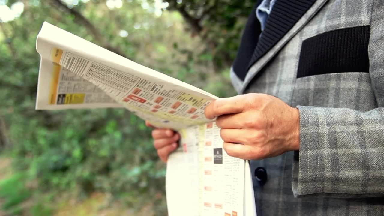 Free Stock Video Young Adult Reading The Newspaper Live Wallpaper