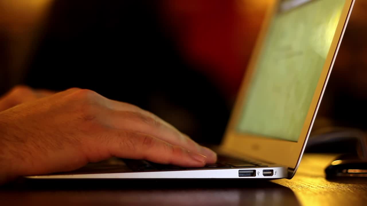 Free Stock Video Working In A Laptop At A Snack Bar Live Wallpaper