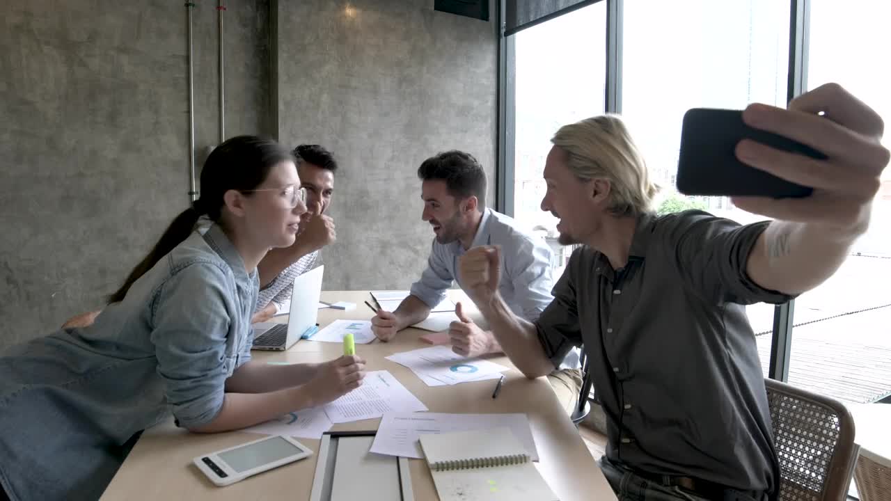 Free Stock Video Work Team Taking A Selfie At A Business Meeting Live Wallpaper