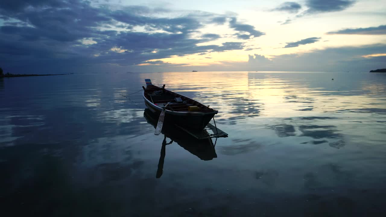 Free Stock Video Wooden Boat In The Sea At Sunset Live Wallpaper