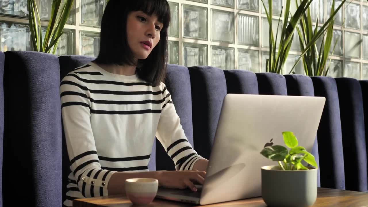 Free Stock Video Woman Working With Her Laptop Live Wallpaper