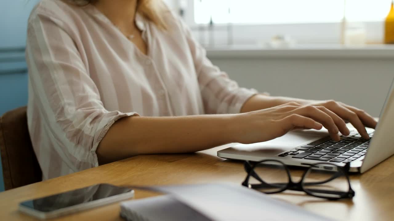 Free Stock Video Woman Working With A Laptop Computer At The Office Live Wallpaper