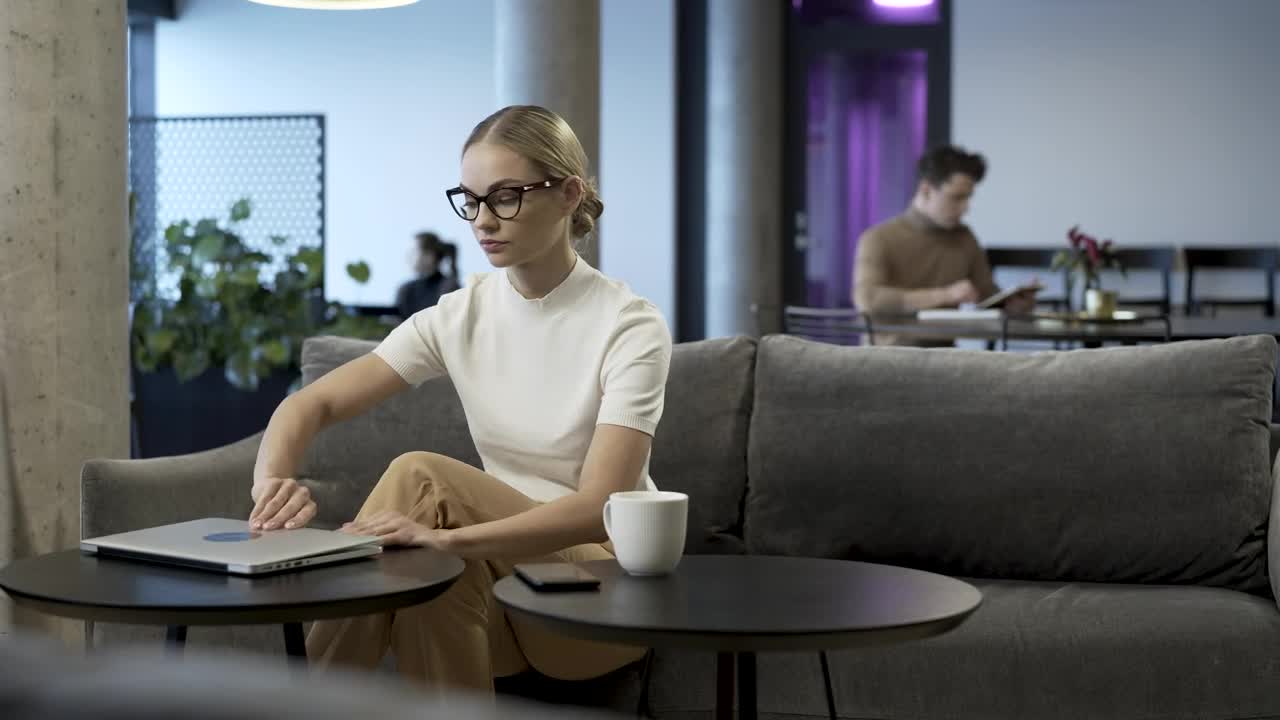 Free Stock Video Woman Working With A Laptop In The Office Live Wallpaper