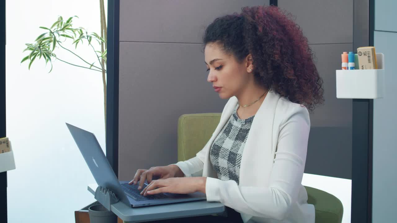 Free Stock Video Woman Working On Her Macbook Pro Live Wallpaper