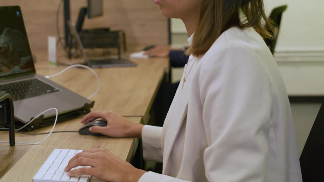Free Stock Video Woman Working At Her Desk With Her Computer Live Wallpaper