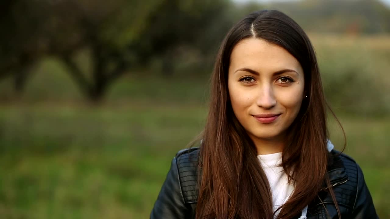 Free Stock Video Woman With Thumbs Up In Nature Portrait Live Wallpaper