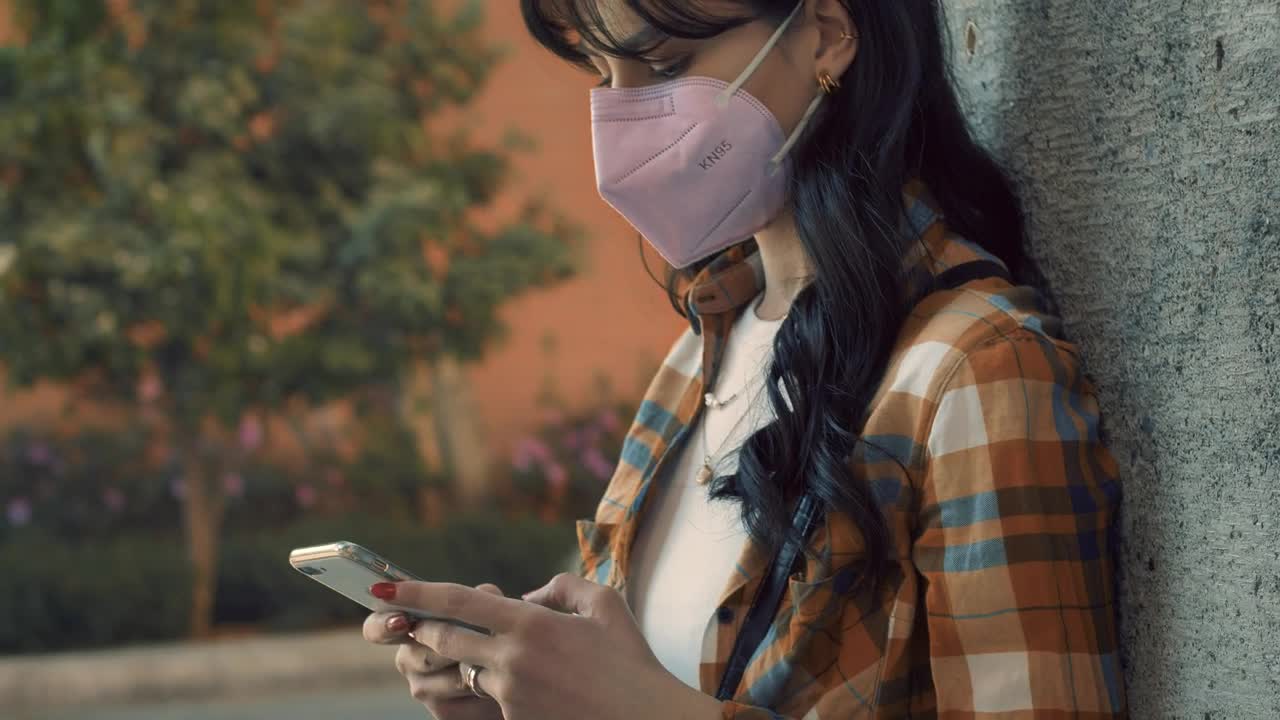 Free Stock Video Woman With Face Mask While Texting Live Wallpaper