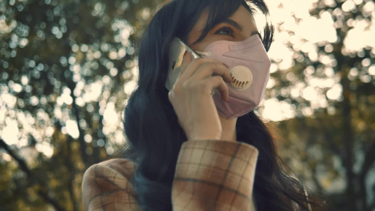 Free Stock Video Woman With Face Mask Talking On The Phone Live Wallpaper