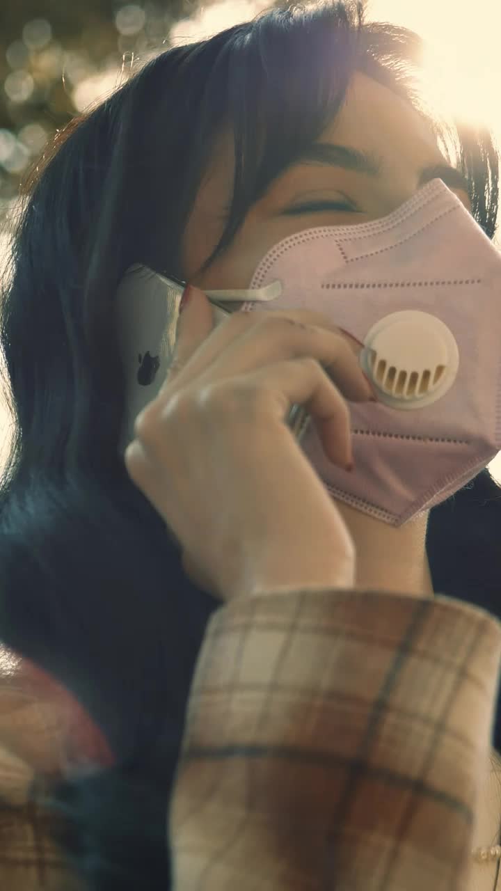 Free Stock Video Woman With Face Mask Talking On The Phone Close Up Live Wallpaper