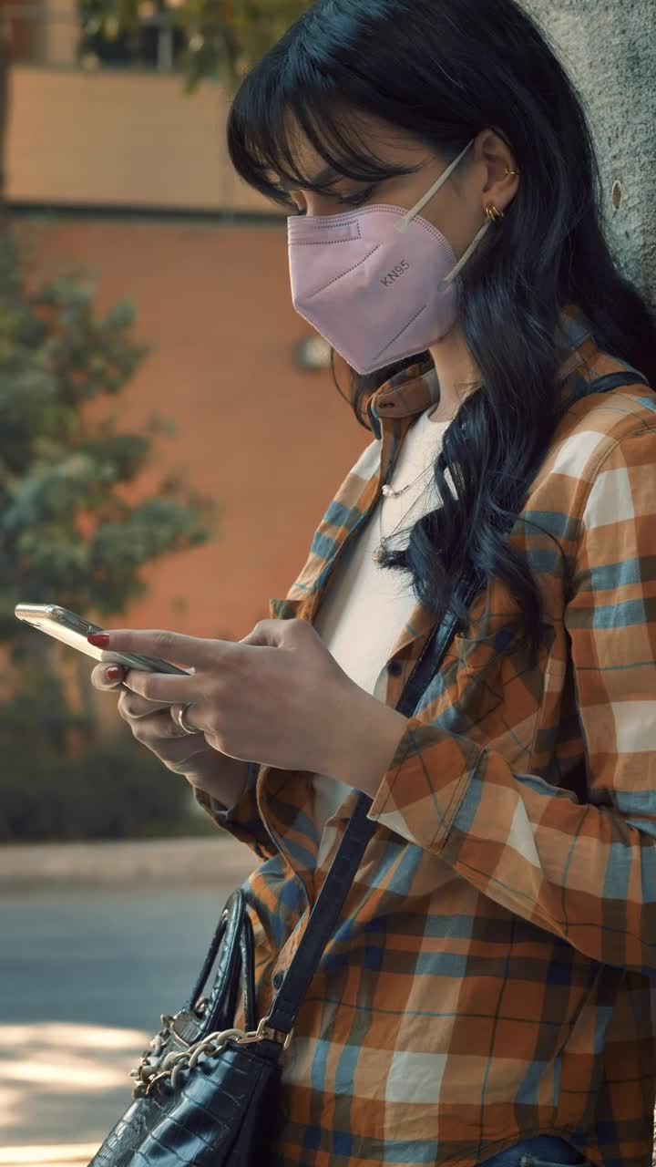 Free Stock Video Woman With A Face Mask Texting On The Phone Live Wallpaper