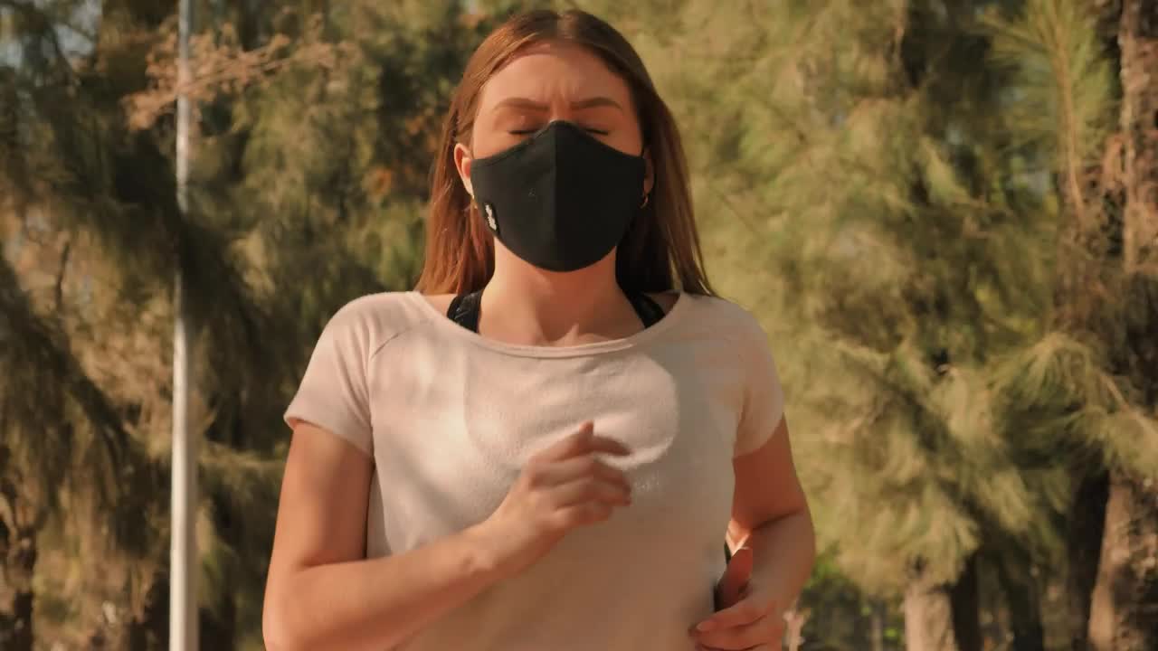 Free Stock Video Woman Wearing A Face Mask While Jogging Live Wallpaper