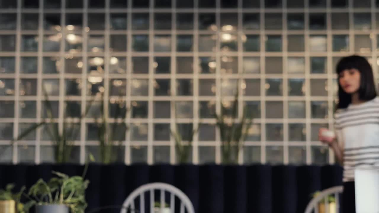 Free Stock Video Woman Walking With A Laptop In An Office Live Wallpaper