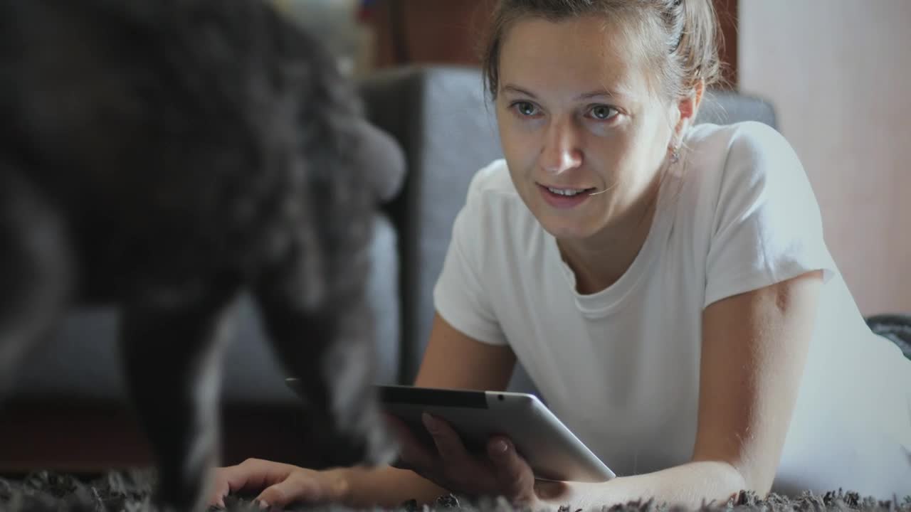 Free Stock Video Woman Using Tablet And Teasing Her Cat Live Wallpaper