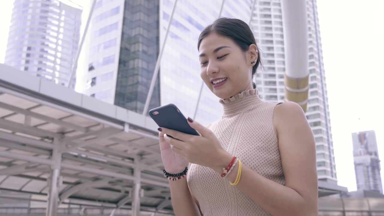 Free Stock Video Woman Using Her Cell Phone While Walking Through A City Live Wallpaper