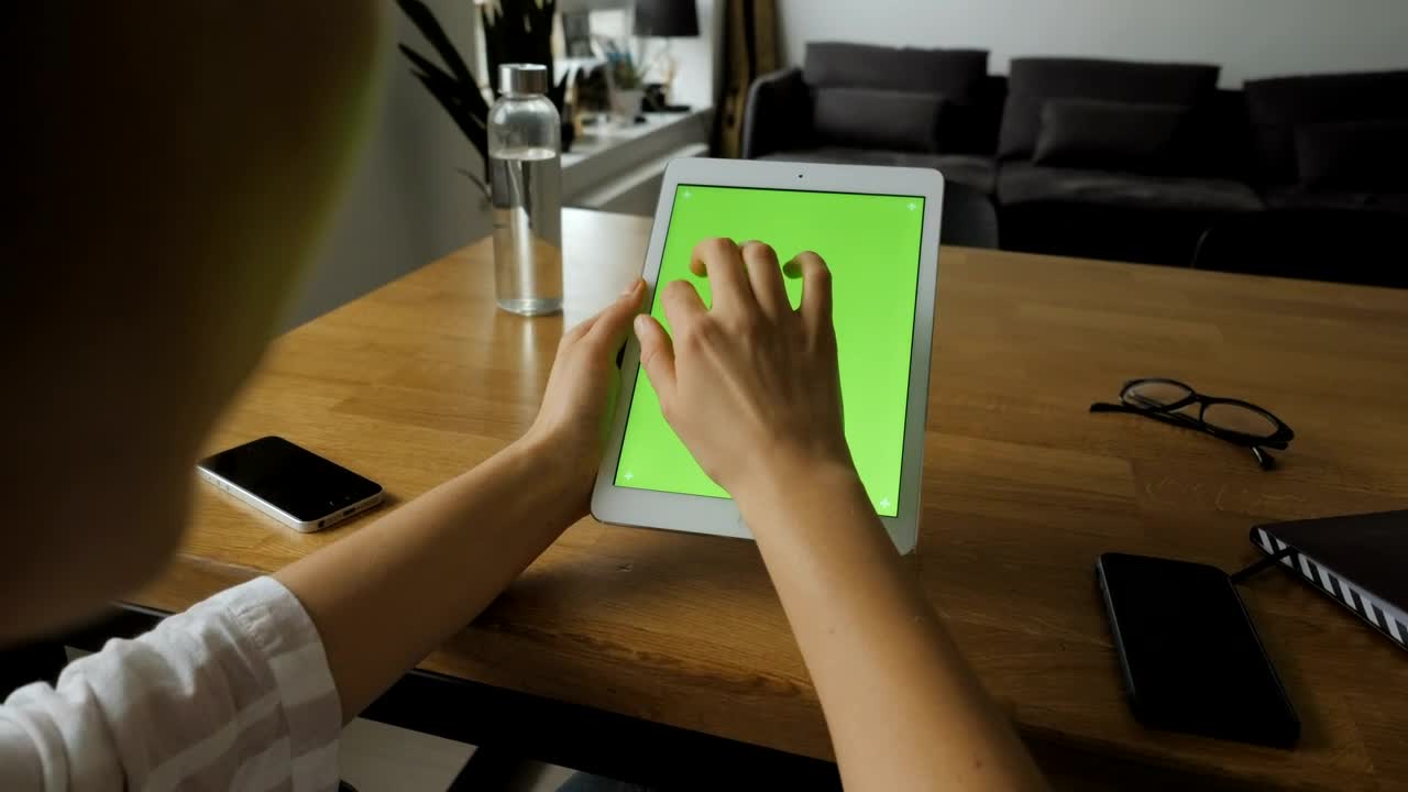 Free Stock Video Woman Using A Tablet With A Green Screen Live Wallpaper