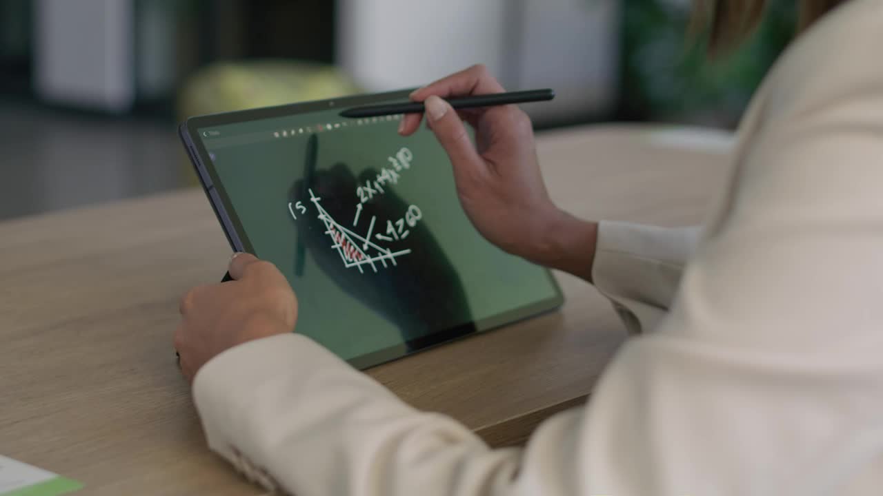 Free Stock Video Woman Using A Tablet In The Office Live Wallpaper