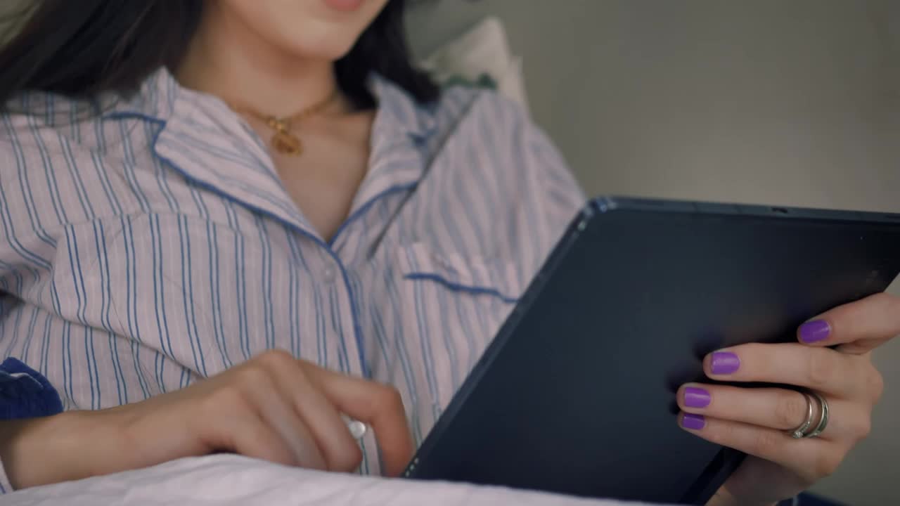 Free Stock Video Woman Using A Tablet In Pajamas Live Wallpaper