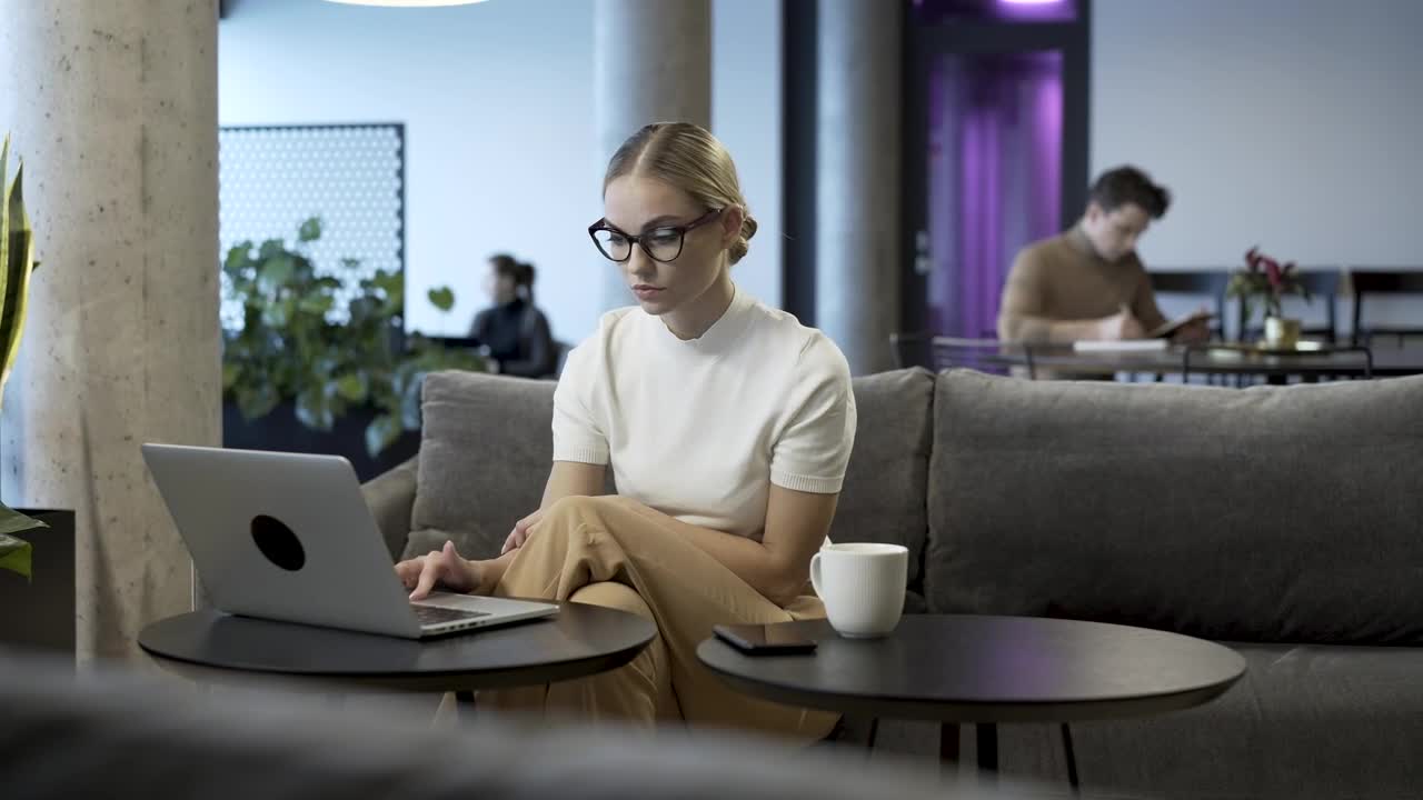 Free Stock Video Woman Typing Fast On The Laptop Live Wallpaper