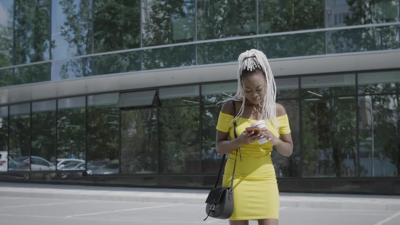 Free Stock Video Woman Texting On Her Smart Phone Live Wallpaper