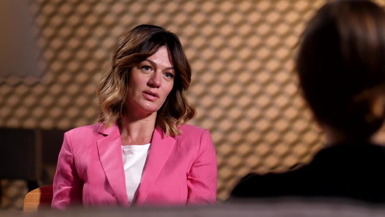 Free Stock Video Woman Talking About Something Sad To A Psychology Live Wallpaper