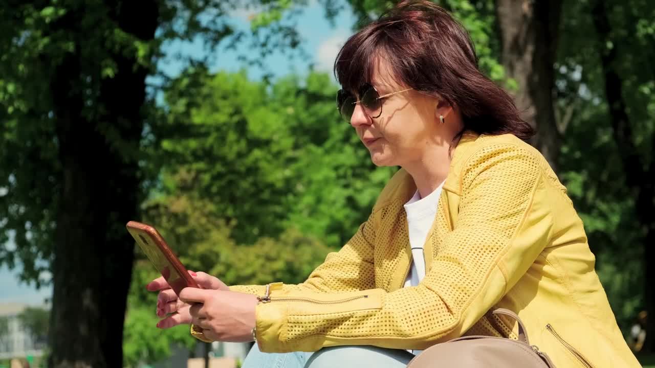 Free Stock Video Woman Taking A Selfie In The Park Live Wallpaper