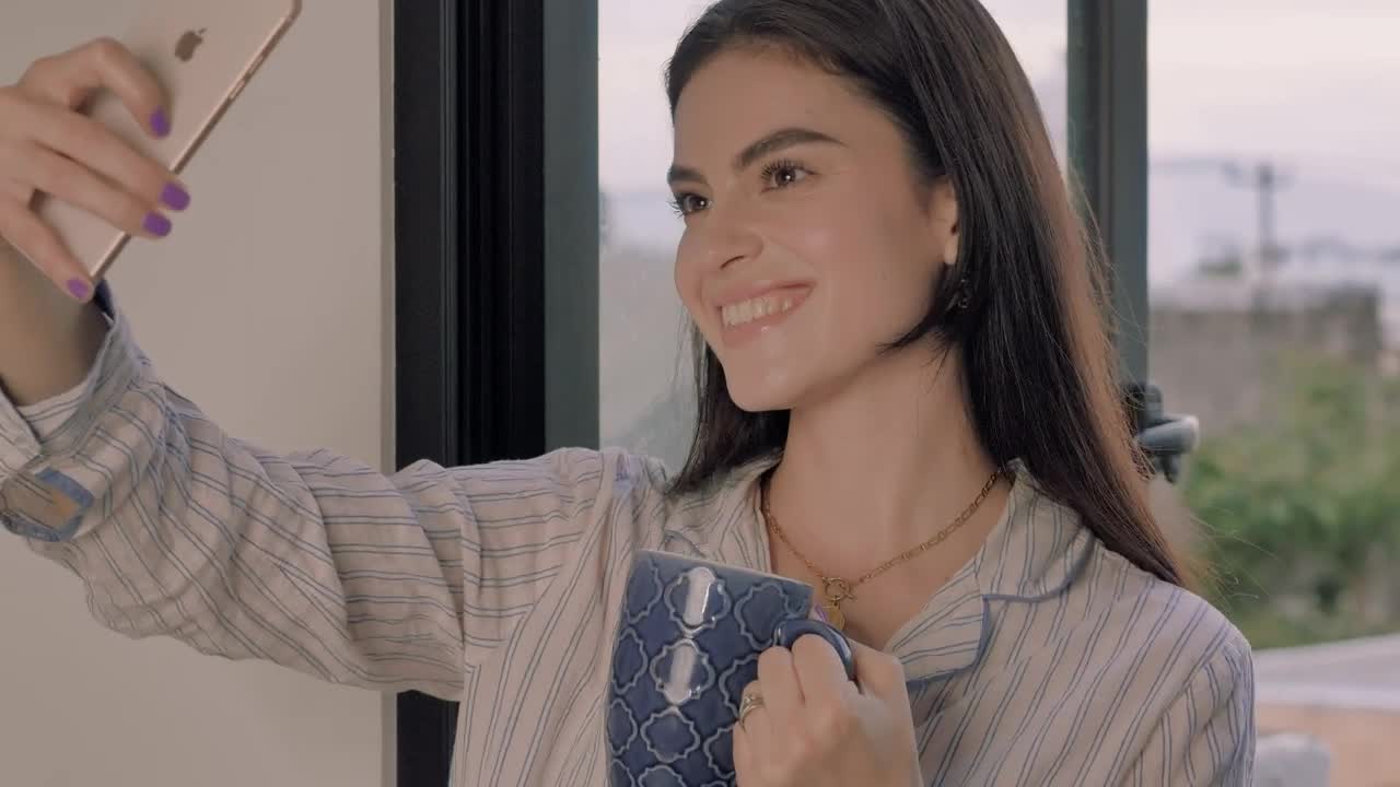 Free Stock Video Woman Taking A Selfie In The Morning Live Wallpaper