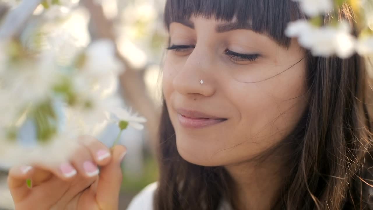 Free Stock Video Woman Smelling A Daisy In A Garden Live Wallpaper