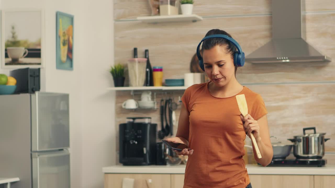 Free Stock Video Woman Singing Using A Spoon Live Wallpaper