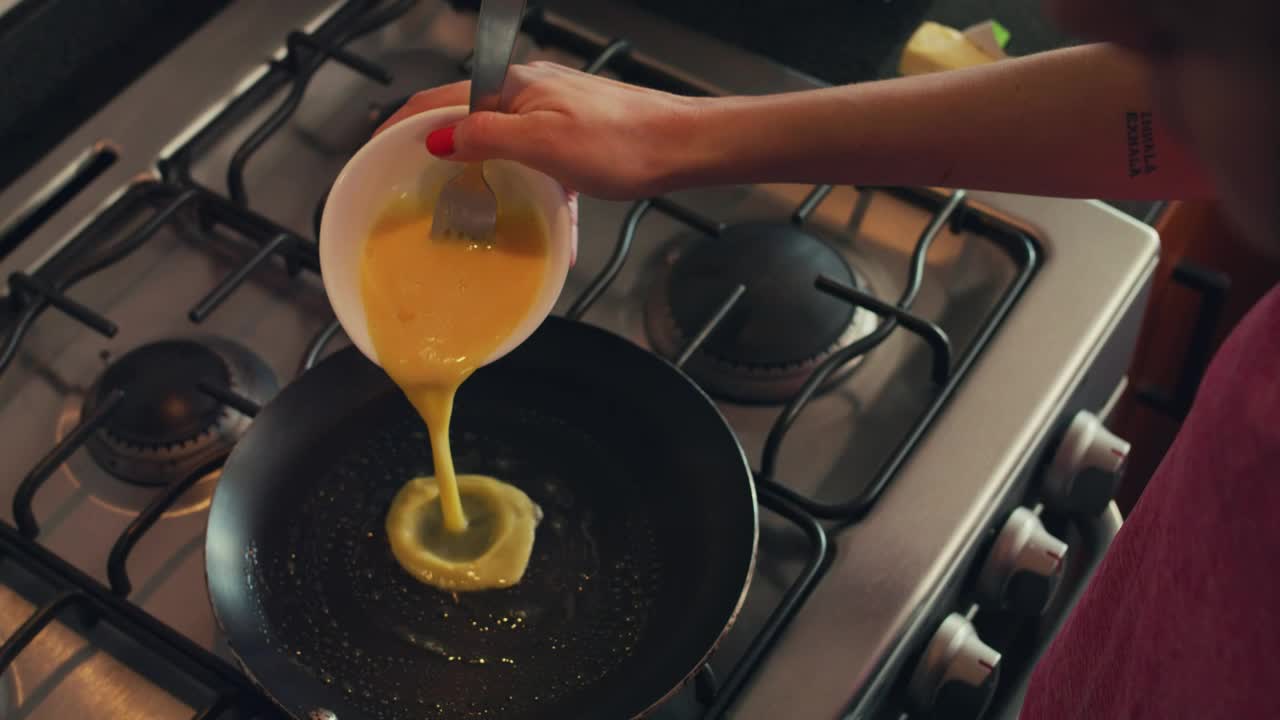 Free Stock Video Woman Serving Eggs In A Pan For Breakfast Live Wallpaper