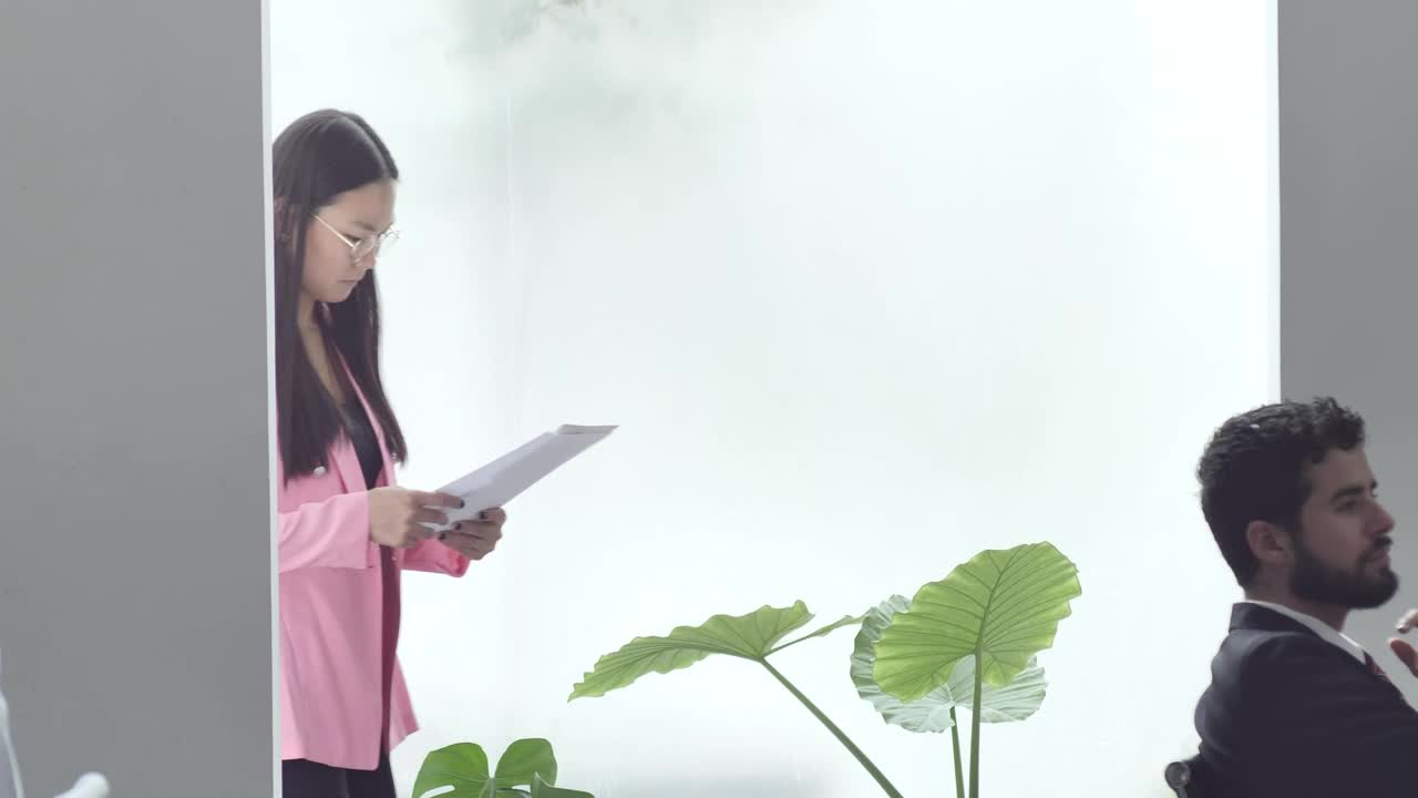 Free Stock Video Woman Reviews The Jobs Of A Couple Of Employees In Live Wallpaper