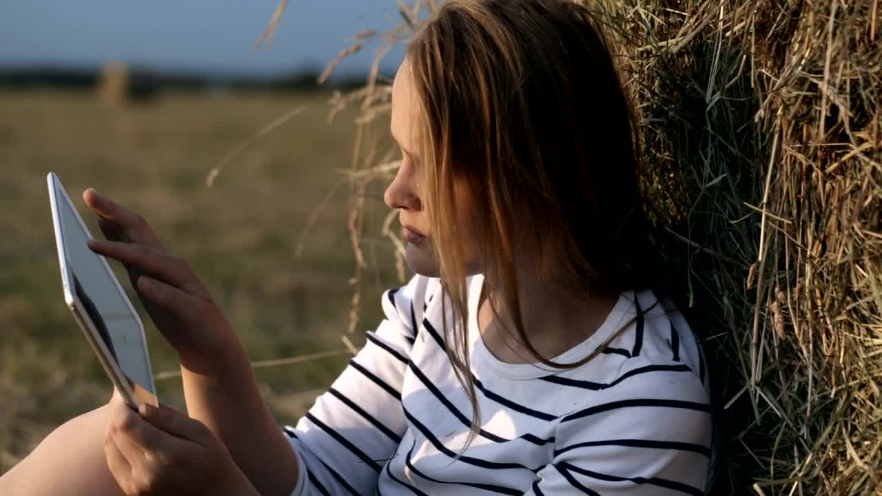Free Stock Video Woman Resting In A Field With Her Tablet Live Wallpaper