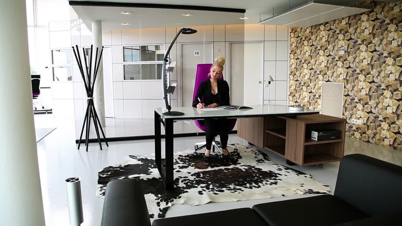 Free Stock Video Woman Receiving Two Men In Her Office Live Wallpaper