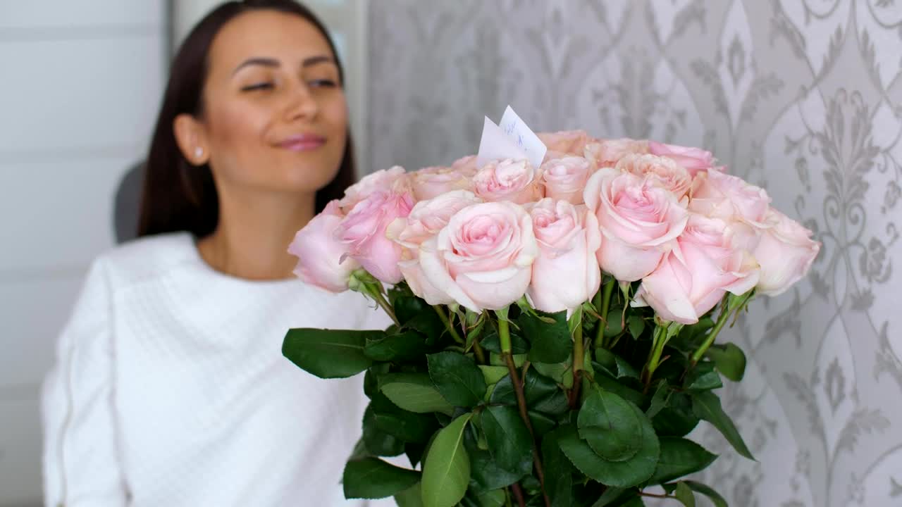 Free Stock Video Woman Reads The Note On Her Bouquet Live Wallpaper
