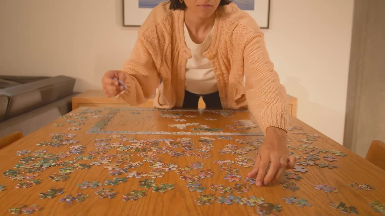 Free Stock Video Woman Putting Together A Puzzle Of Many Pieces 42195Live Wallpaper