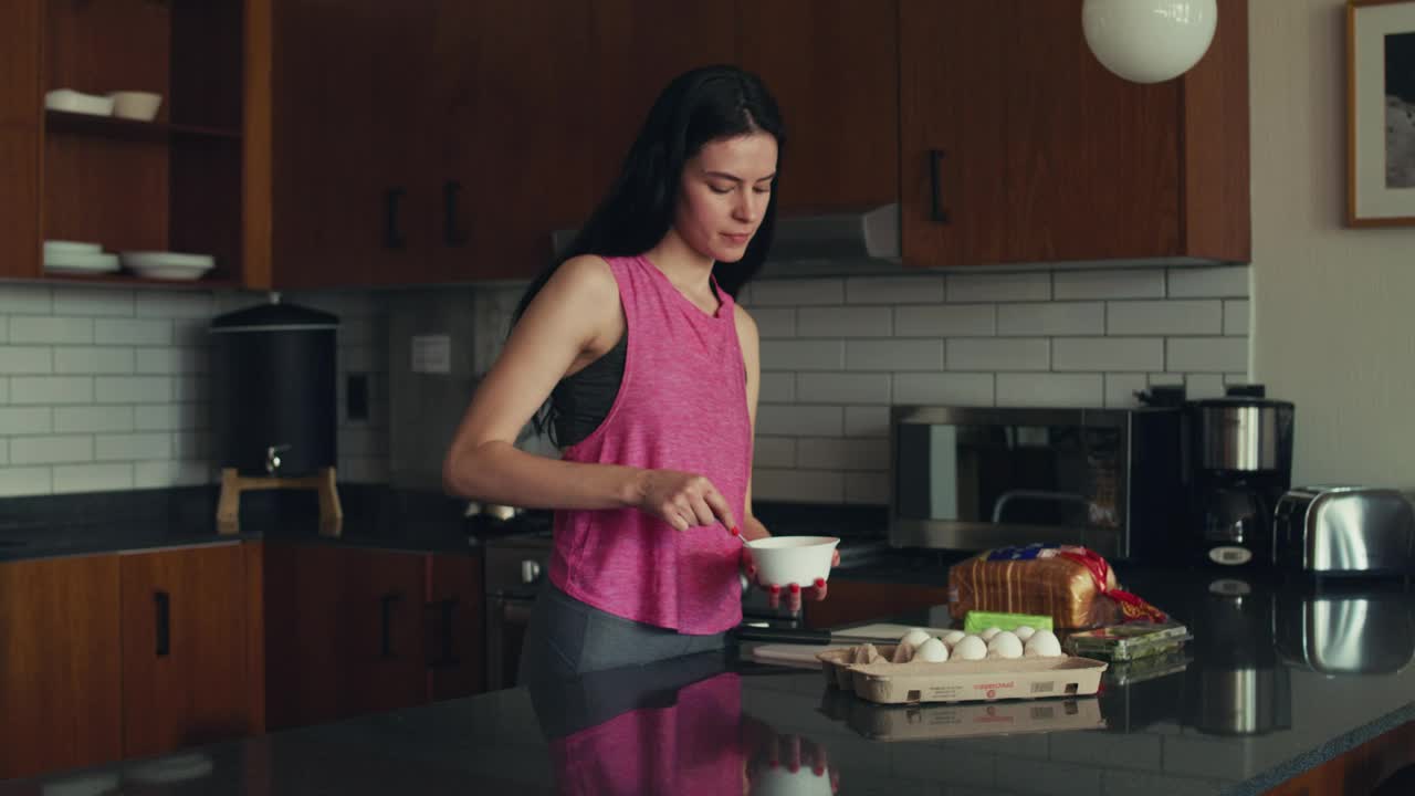 Free Stock Video Woman Preparing Her Lunch In The Morning Live Wallpaper