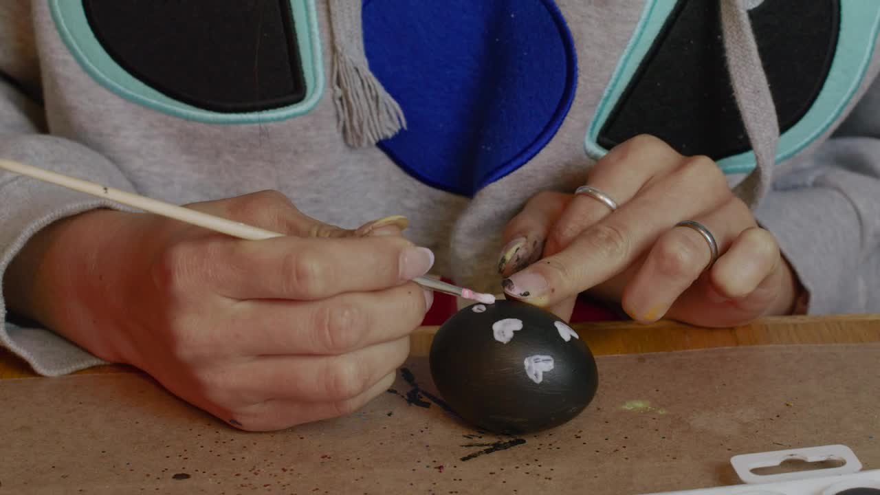 Free Stock Video Woman Painting Hearts On An Egg Live Wallpaper