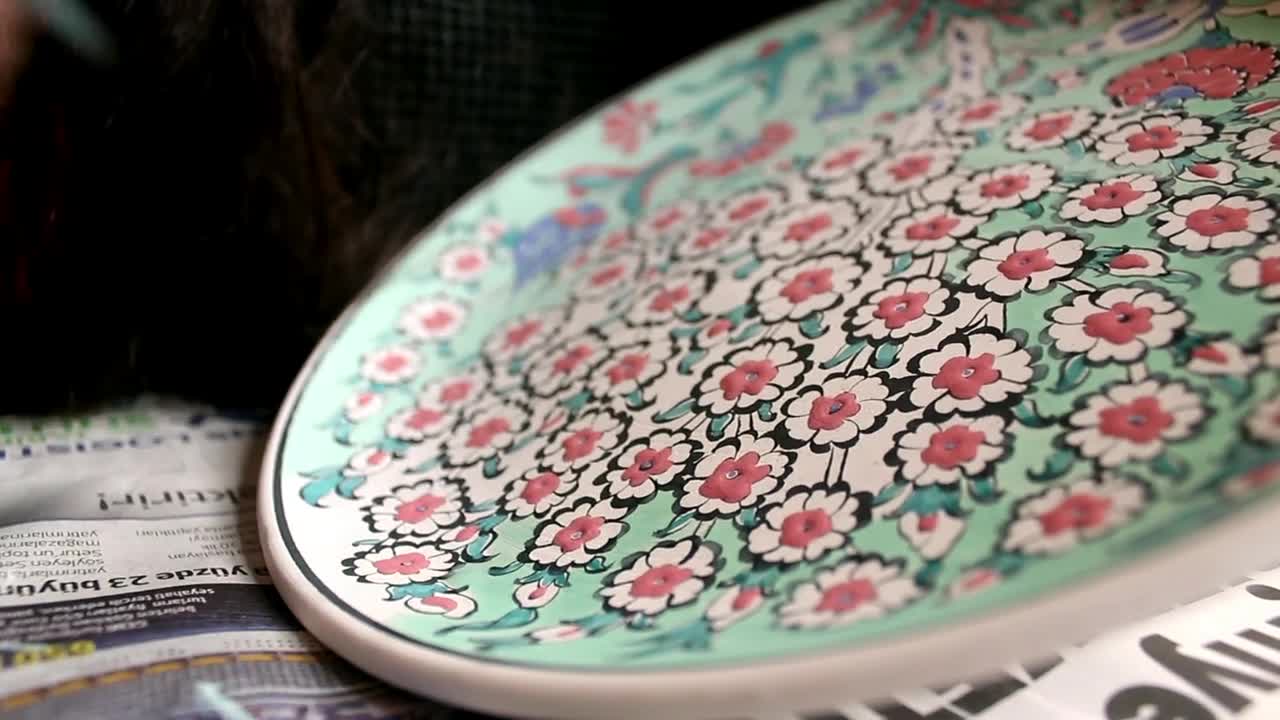 Free Stock Video Woman Painting Flowers Hand On A Large Plate Live Wallpaper