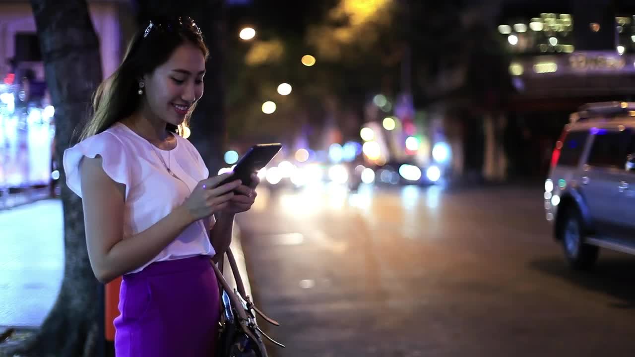 Free Stock Video Woman On The Street Sending Messages At Night Live Wallpaper