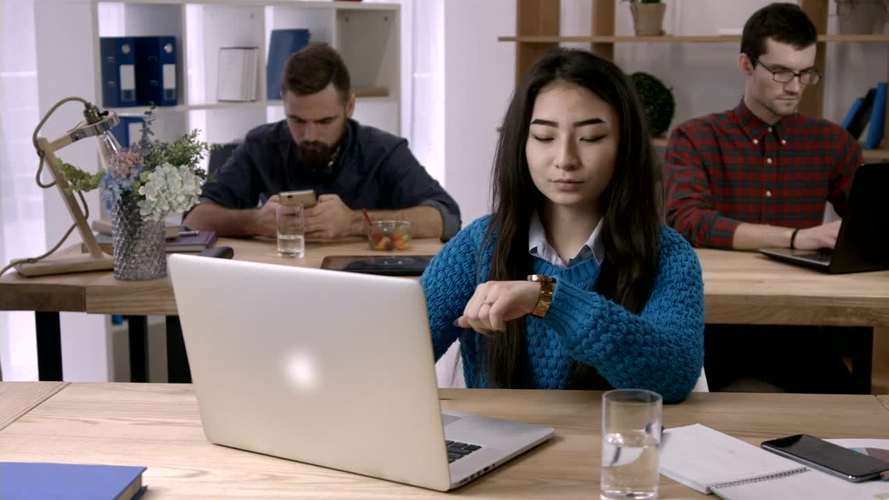 Free Stock Video Woman On Her Way Out Takes A Yoga Mat And Live Wallpaper