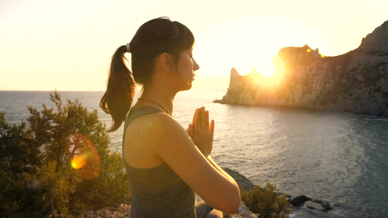 Free Stock Video Woman Meditating On The Beach At Sunset Live Wallpaper