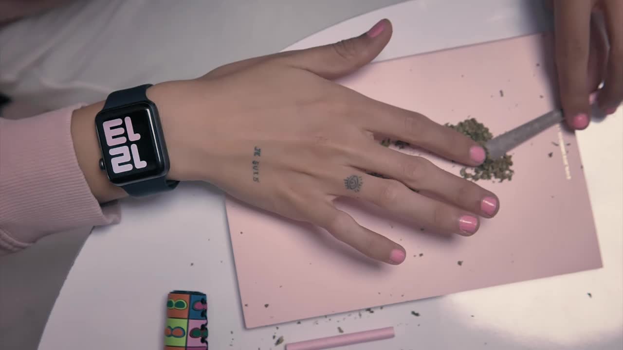 Free Stock Video Woman Making A Joint With Rolling Paper Live Wallpaper