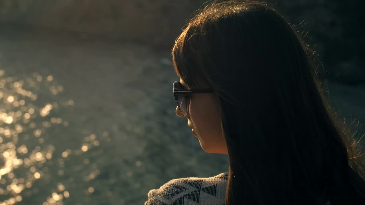 Free Stock Video Woman Looking At A Lake Reflecting The Sun Live Wallpaper