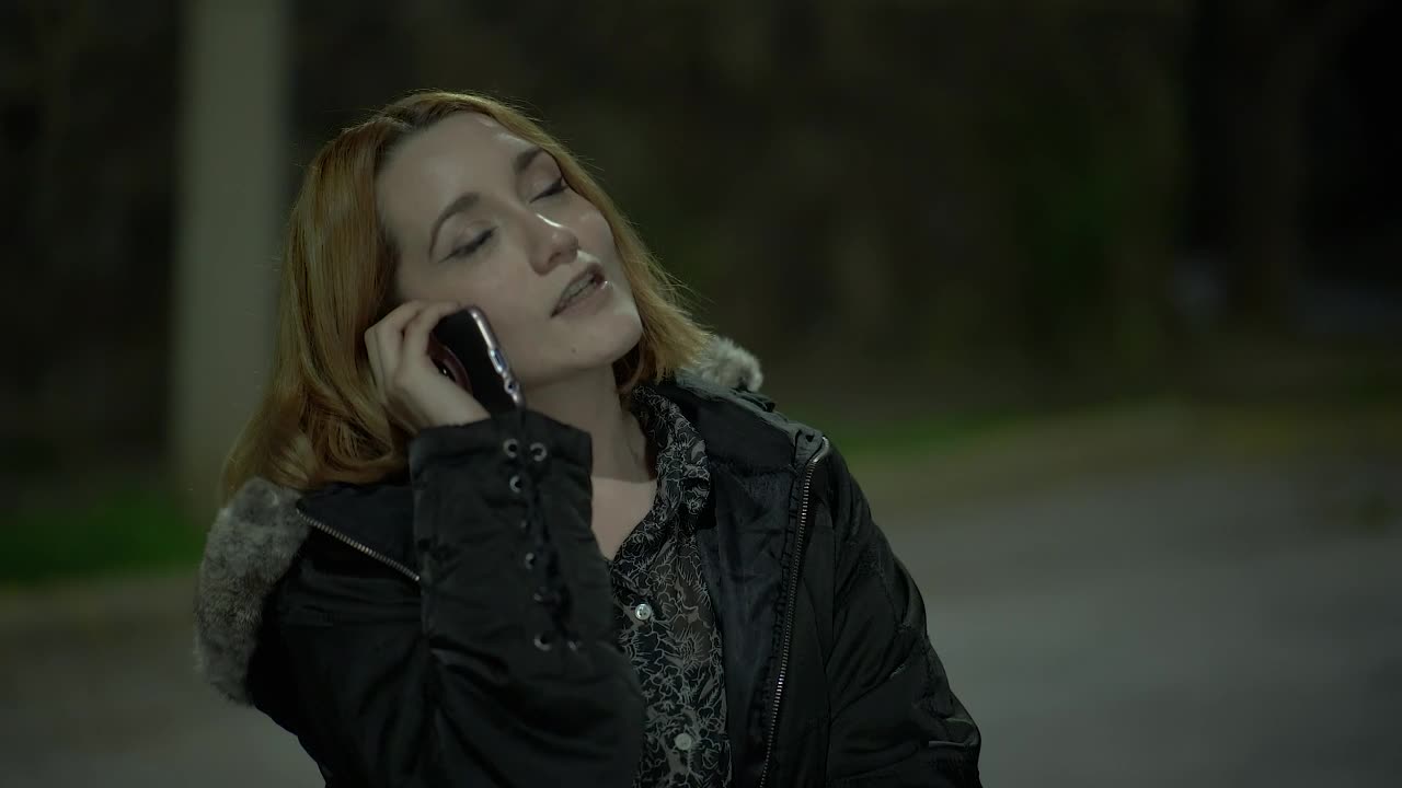 Free Stock Video Woman Is Robbed Of Her Cell Phone By A Thief Live Wallpaper