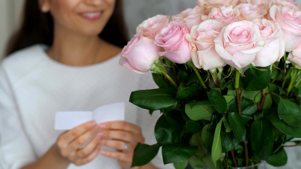 Free Stock Video Woman Happy To Receive A Bouquet Of Flowers Live Wallpaper